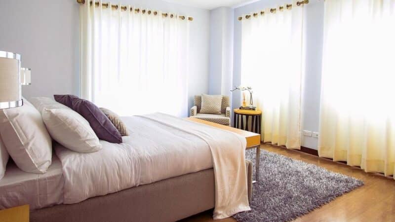 Czy duże lustro w sypialni to dobra inwestycja? Sprawdźmy!