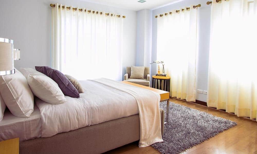 Czy duże lustro w sypialni to dobra inwestycja? Sprawdźmy!