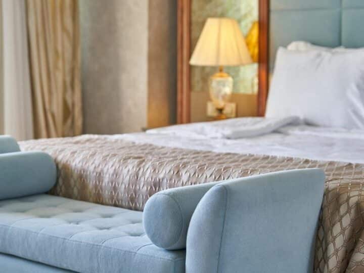 Przechowywanie w sypialni dla par – praktyczne rozwiązania