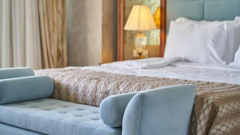 Przechowywanie w sypialni dla par – praktyczne rozwiązania