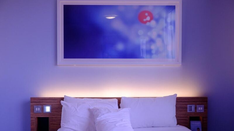 Jak dobrać tapetę do małej sypialni?