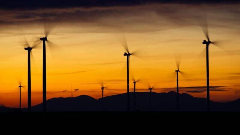 Wielkie baterie dla wielkiej zmiany: jak przemysłowe magazyny energii ratują naszą sieć